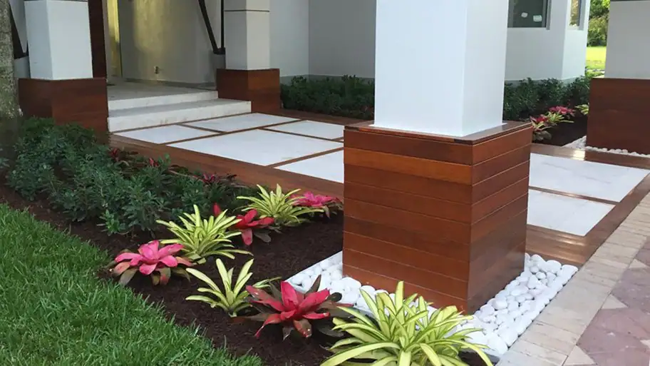 Modern entry plant bed and hardscape by Green Horse